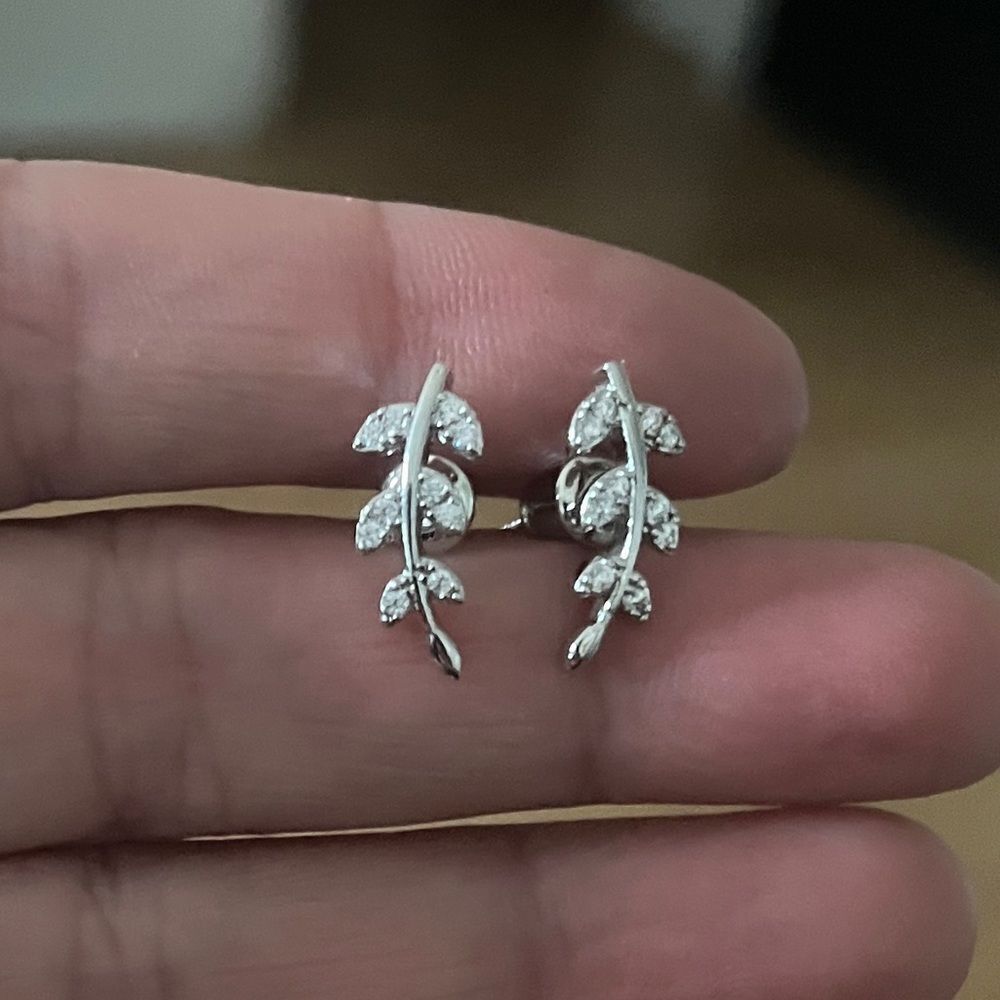 The Mini Leaf dainty stud earrings in cubic zirconia and 925 - Picture 8 of 10